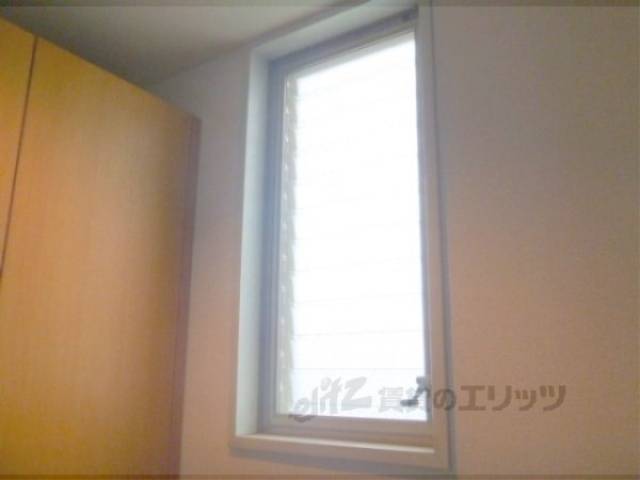 玄関　玄関に小窓付いています