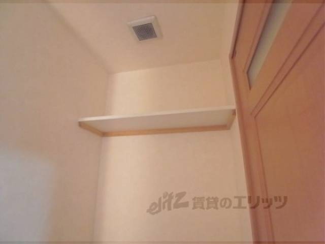 トイレ　トイレ上部収納棚