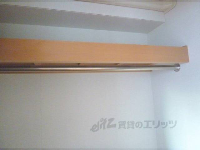 洋室　クロゼット　枕棚、ハンガーパイプ