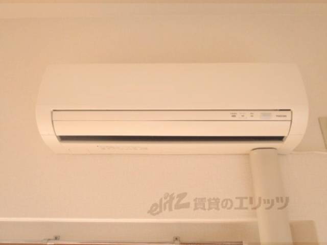 エアコン　日差しのよく入る、暖かい洋室です