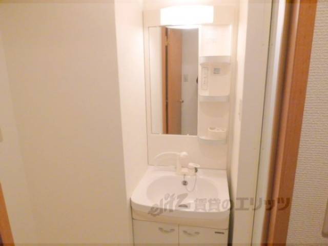 洗面所　照明が明るい洗面所です