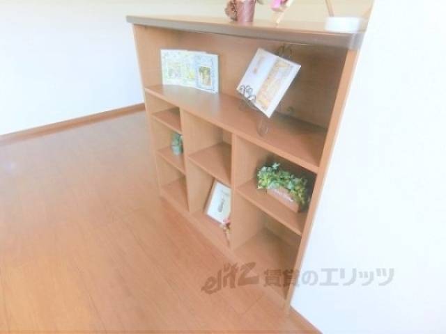 リビング　キッチン裏は収納棚になっています。