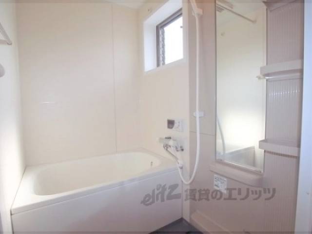 風呂　窓があって気持ちいいお風呂です！