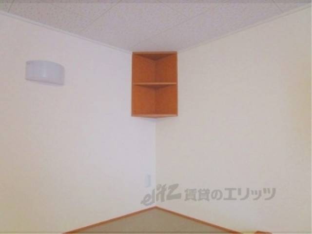 収納　ベッド上