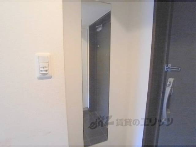 玄関　玄関横の姿見