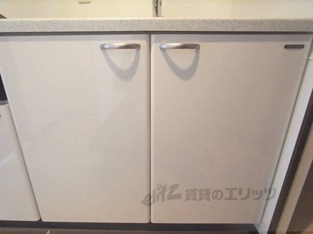 収納　下にも収納有