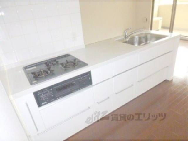 キッチン　3口コンロとグリル付きのシステムキッチン