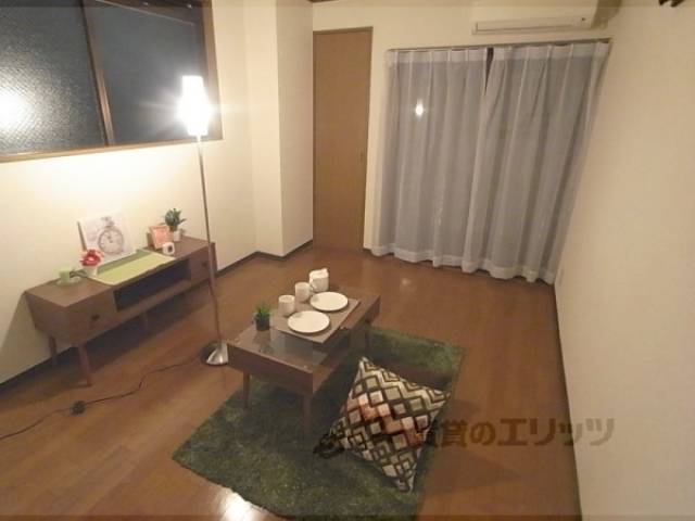 洋室　モデルルーム夜間