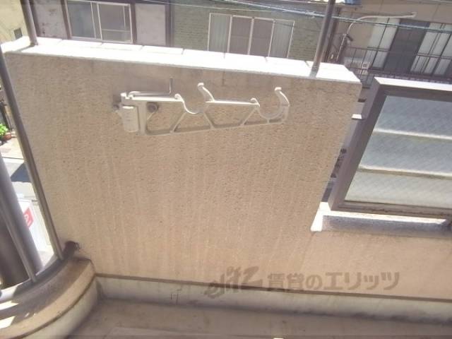 ベランダ　物干しざおかけ