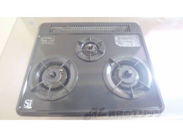 キッチン　三口コンロ