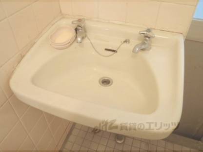 トイレ　トイレ個室内の洗面所です