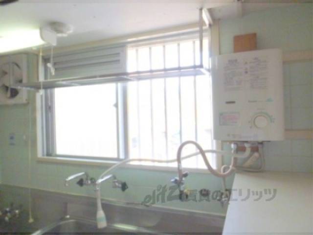 キッチン　窓があるので明るく風通りも良いです