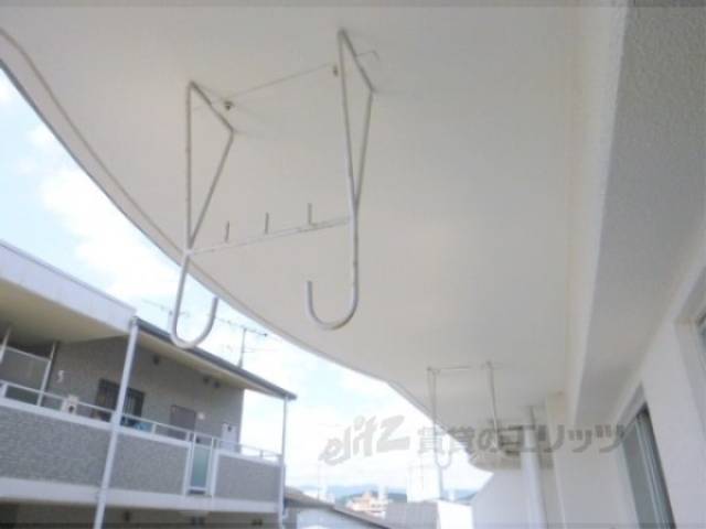 ベランダ　物干しざお置き場