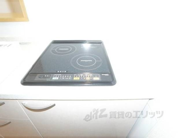 キッチン　電気クッキングヒーターなのでお掃除も簡単
