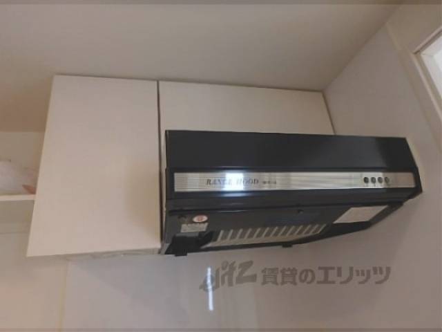 キッチン　換気扇と上部収納
