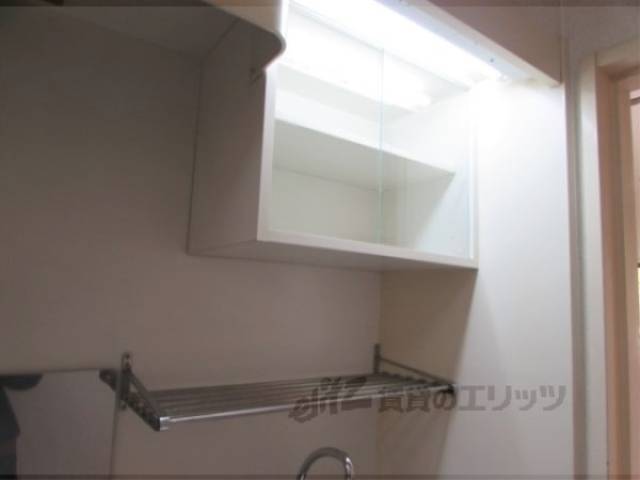 キッチン　シンク上に棚ついています。