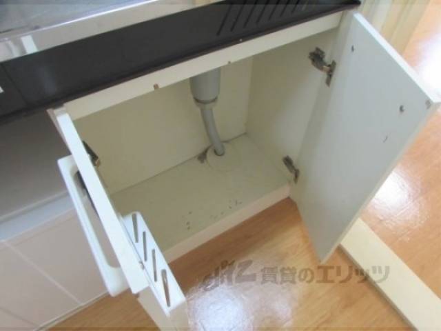キッチン　シンク下に収納あります。