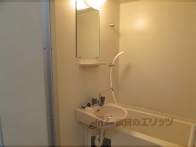 風呂　シャワー・鏡・洗面台ついています。