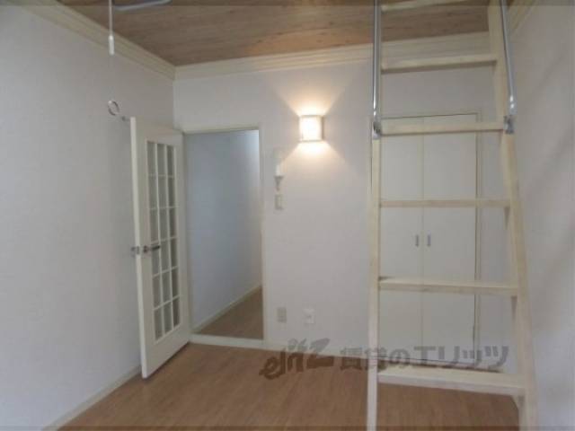 洋室　おしゃれな照明がついています