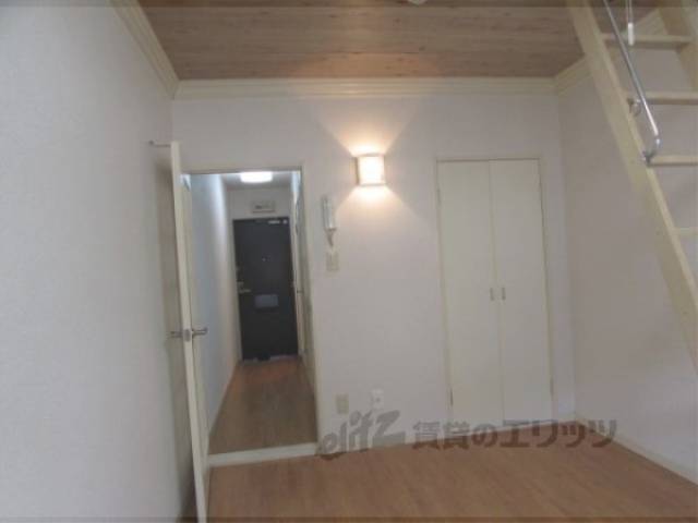 洋室　天井が高くなっています。