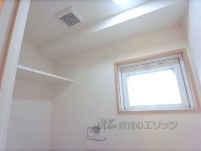 トイレの棚と窓