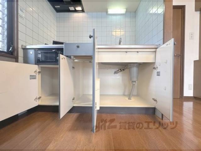 キッチン　シンク下収納オープン