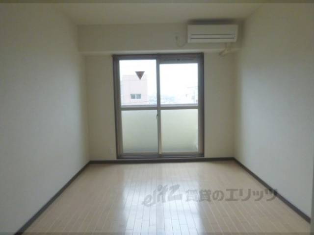 洋室　８．４帖