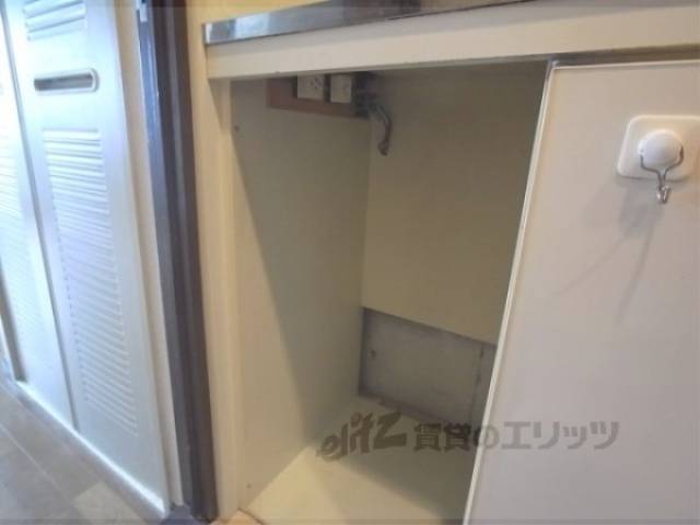 冷蔵庫置場　小さな冷蔵庫が置けます