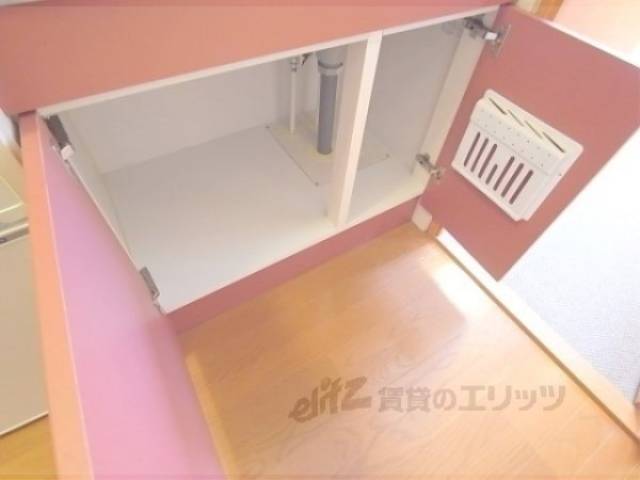 キッチン　下部収納　調理器具も入りますよ。