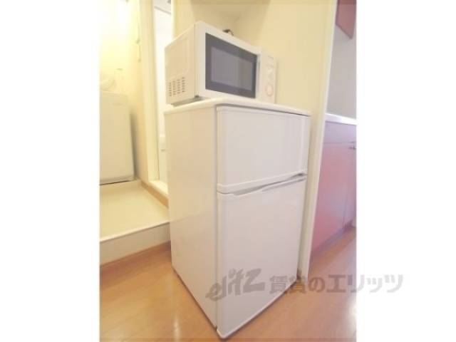 冷蔵庫置場　冷蔵庫・電子レンジも装備しています。