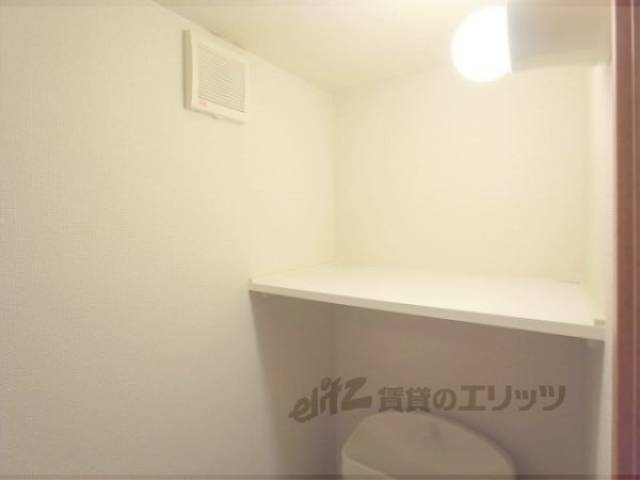トイレ　上部収納　トイレ用品が置けます。