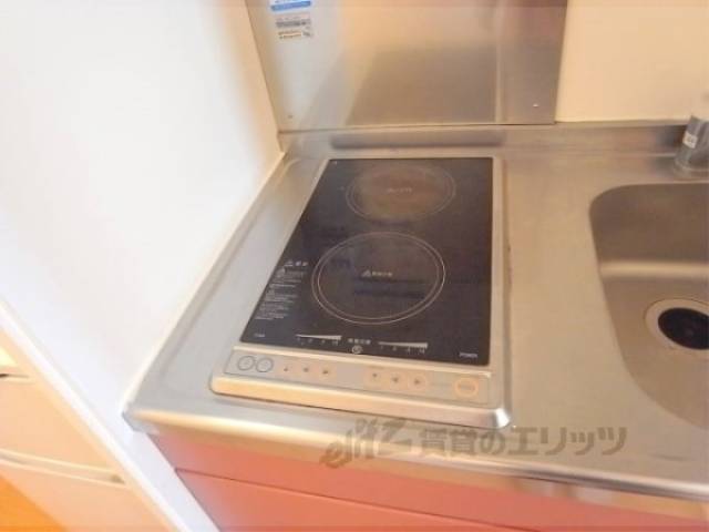 キッチン　電熱コンロ　電熱コンロなので掃除が楽ですね。