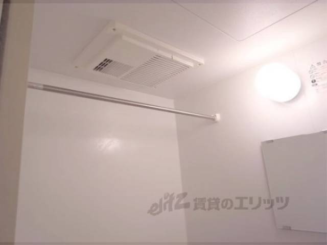 風呂　天井、カーテンレール　カーテンレールが完備されています。
