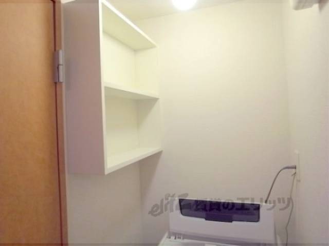 洗濯機置場　上部収納　洗剤や柔軟剤を置くことができます。