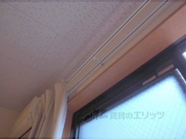 カーテンレール　二本のカーテンレールが完備されています。