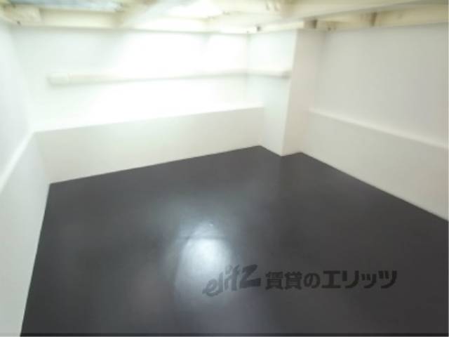 洋室　床下部屋