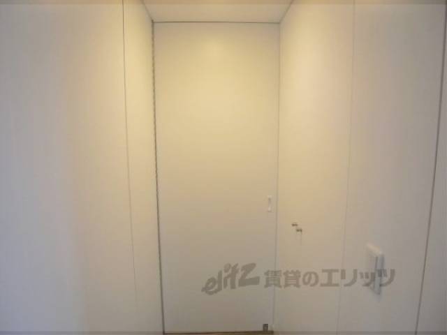 廊下　仕切り扉あり