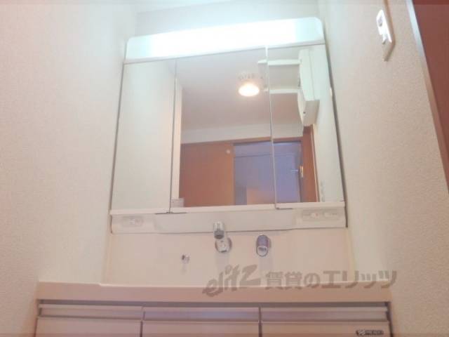 洗面所　裏側は収納棚になっています