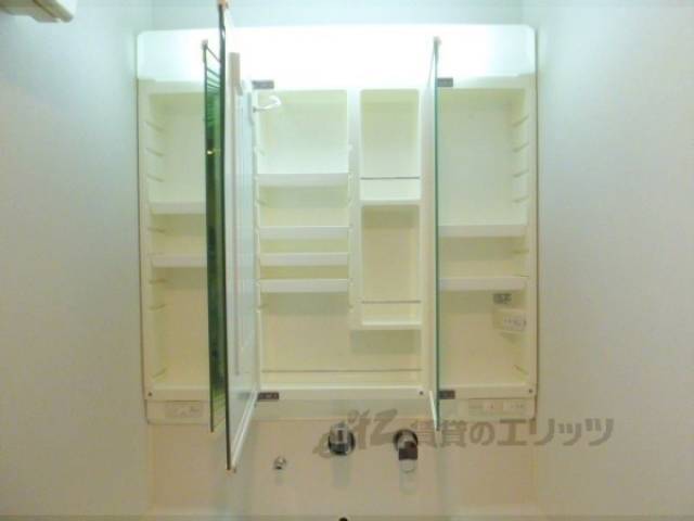 洗面鏡　裏側は収納棚になっています