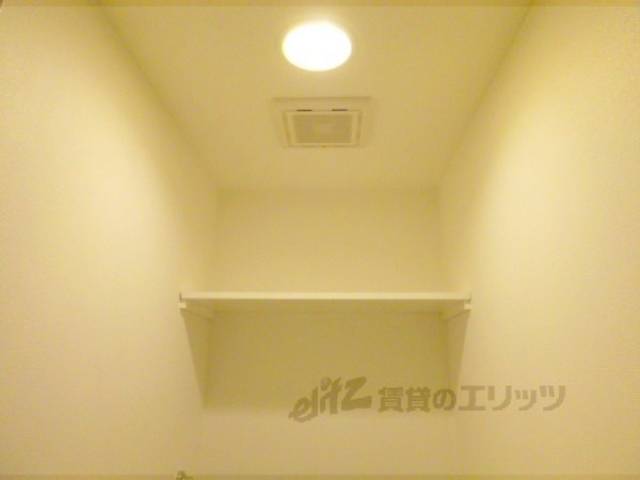 トイレ　上部に収納棚付いてます