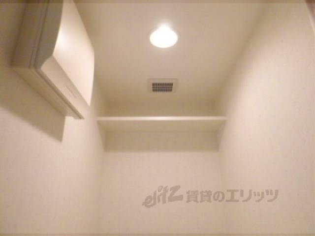 トイレ　トイレ上部収納棚