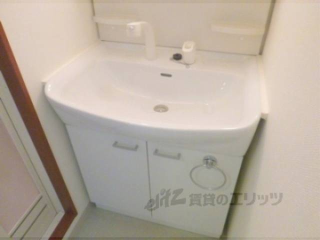 独立洗面台　通常のものより少し大きめの洗面台です