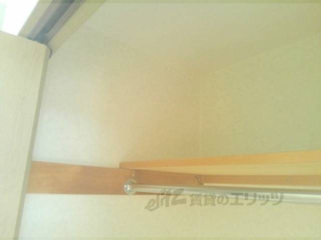 収納　廊下クローゼット　棚、ハンガーラックつき