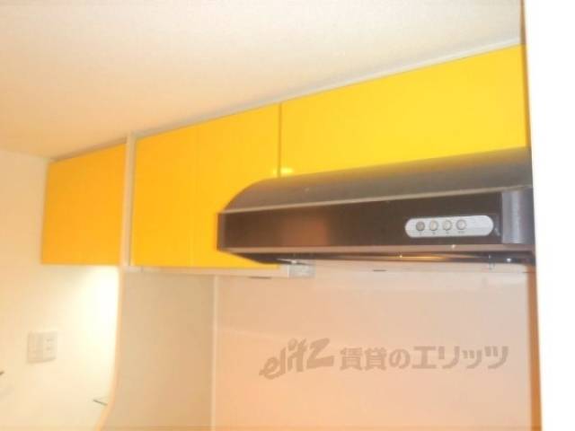 キッチン　換気扇と戸棚