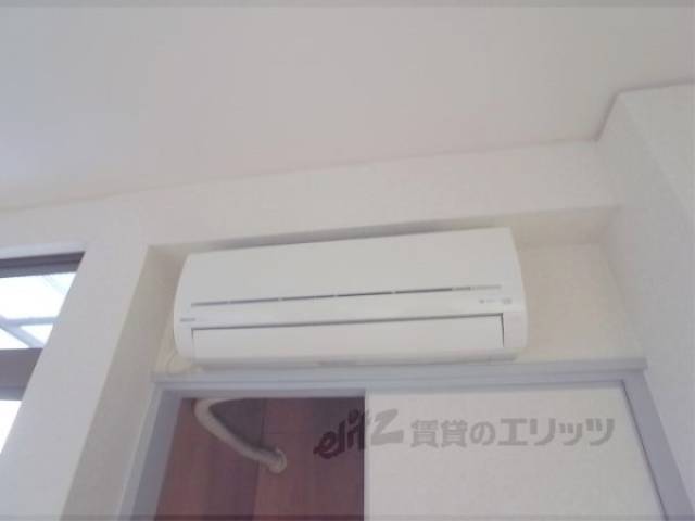 エアコン　洋室に一基ついています