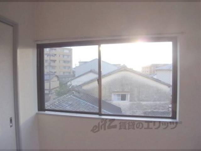 窓　洋室には二面に窓があります