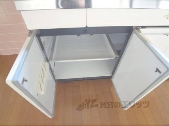キッチン　調理スペース下にも収納あります