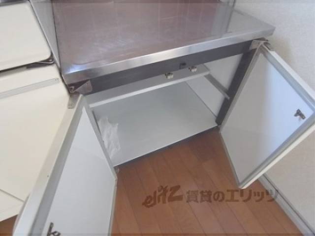 キッチン　コンロ下にも収納ばっちりです