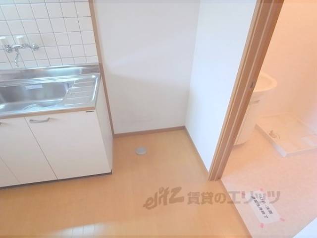 冷蔵庫置場　キッチン横に冷蔵庫を置きます。