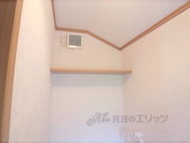 トイレ　棚　ﾄｲﾚの上に棚があります。